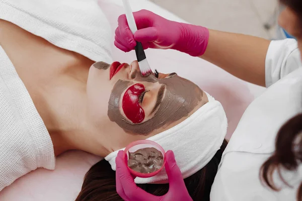 Kobieta kurort stosowania maski oczyszczanie twarzy. — Zdjęcie stockowe