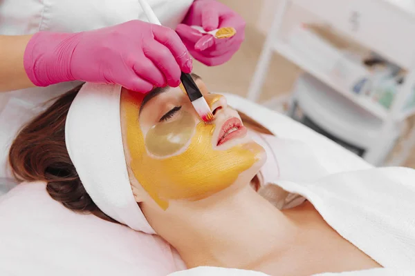 Spa Femme Appliquer masque de nettoyage du visage . — Photo