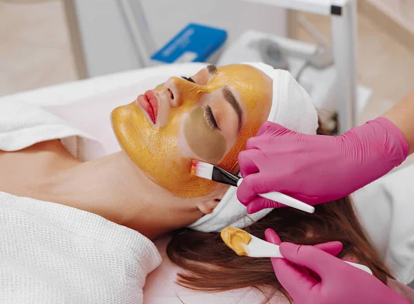 Mujer Spa Aplicando Mascara de Limpieza Facial . — Foto de Stock