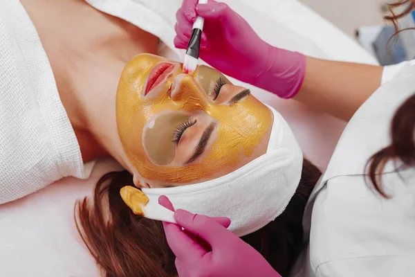 Spa donna che applica maschera detergente per il viso . — Foto Stock