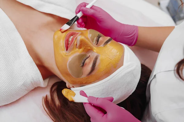 Mujer Spa Aplicando Mascara de Limpieza Facial . — Foto de Stock