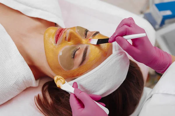 Спа жінка застосовує маску для очищення обличчя . — стокове фото