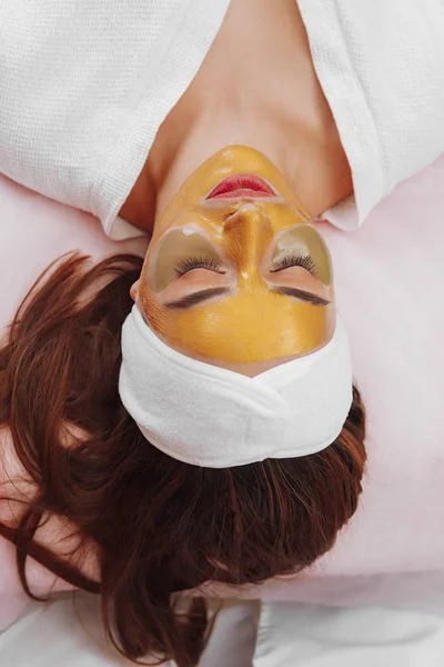 Spa kvinna tillämpa rengörande ansiktsmask. — Stockfoto