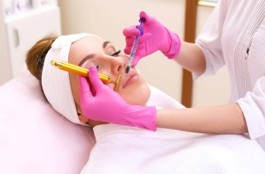 Gençleştirici yüz enjeksiyonları.