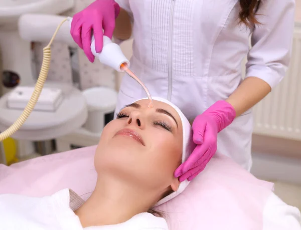 Recepción de darsonval eléctrico procedimiento de masaje facial . —  Fotos de Stock