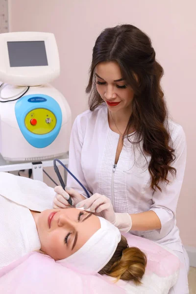 Hochfrequente Gerinnung von Gefäßen im Gesicht. — Stockfoto