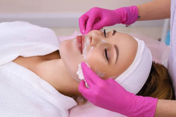 Spa donna che applica maschera detergente per il viso . — Foto Stock