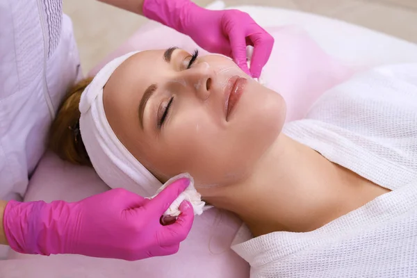 Spa donna che applica maschera detergente per il viso . — Foto Stock