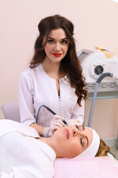 Coagulación por radiofrecuencia de los vasos en la cara . — Foto de Stock