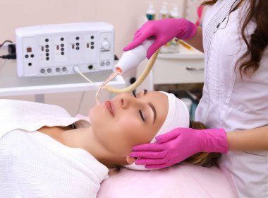 Elektrik darsonval yüz masajı yordamı alma.