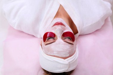 Temizlik maskesi uygulayarak kadın.