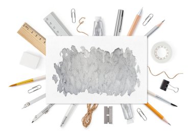 Kağıdın üzerine beyaz A4 ile Kırtasiye malzemeleri. Ön kapağı üstten görünüm. Şablon tasarım için alay