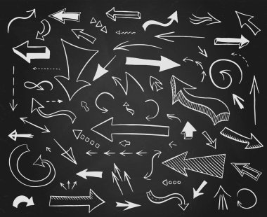 Elle çizilmiş okları büyük kümesi. Dokulu siyah arka plan üzerinde beyaz semboller topluluğu. Vektör çizim.