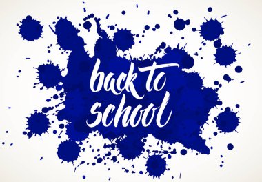 Geri okul kelime el fırça, mavi mürekkep lekesi üzerinde beyaz tarafından yazıldı.