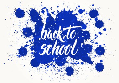 Geri okul kelime el fırça, mavi mürekkep lekesi üzerinde beyaz tarafından yazıldı.