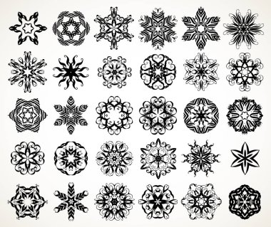 Süslü dantelli, çiçekli, siyah, beyaz arka planlı bir takım güller. El çizimi kaligrafik elementlerle oluşturulmuş mandalalar.