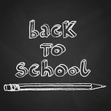 Elle çizilmiş karalamalar Okul kelimelerine ve siyah karatahtanın üzerine bir kalem.