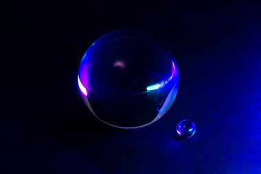 Cam kürelerin büyüleyici bir düzeni canlı renkli ışıkları yansıtıyor, sanatsal tasarımda zarafet ve modernlik sergiliyor..