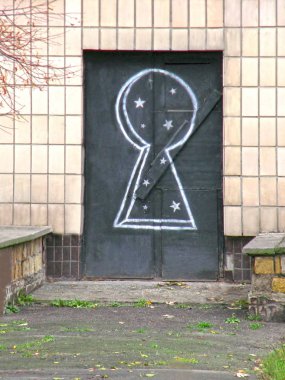 Evin ön kapısında ilginç resim