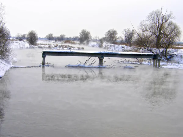Alte Zerstörte Brücke Auf Einem Warmen Kanal Winter — Stockfoto