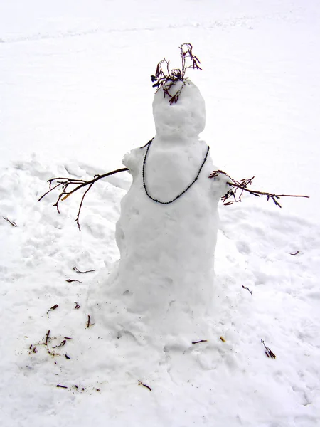 Schöner Ungewöhnlicher Schneemann Auf Weißem Schnee — Stockfoto