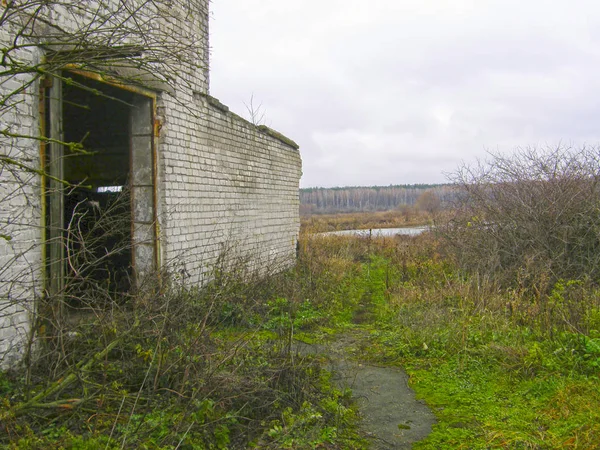 农村农场上的一座废弃的旧建筑 — 图库照片