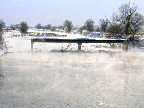 Ponte Velha Arruinada Canal Quente Inverno — Fotografia de Stock