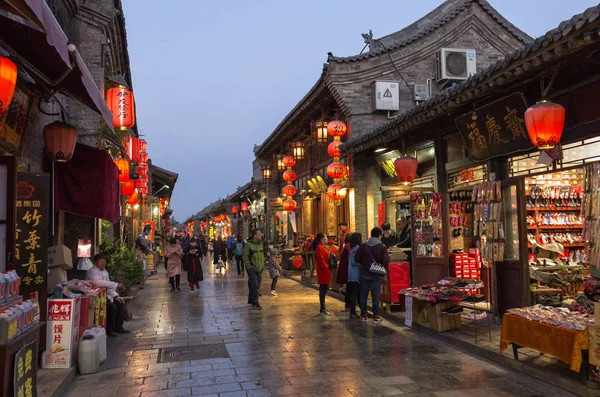 Turistler ve yerel halkın Pingyao antik şehir merkezi Çin, Asya.