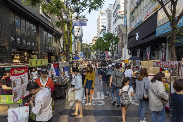 ソウル 2018 明洞通り 韓国の人々 購入し 屋台での買い物のショッピング — ストック写真