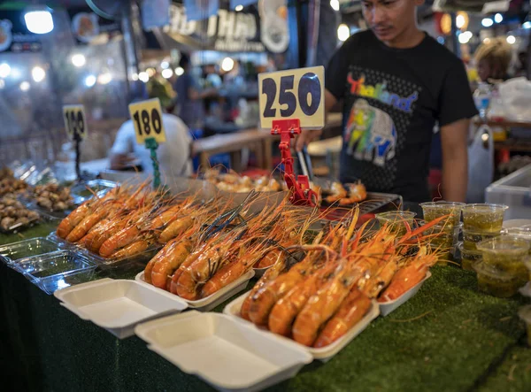 BANGKOK, THAILANDIA - 21 MAGGIO 2019: Street food alla notte dei treni — Foto Stock