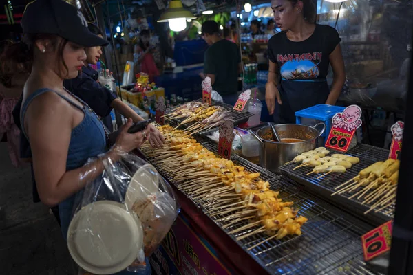 BANGKOK, THAILANDIA - 21 MAGGIO 2019: Street food alla notte dei treni — Foto Stock