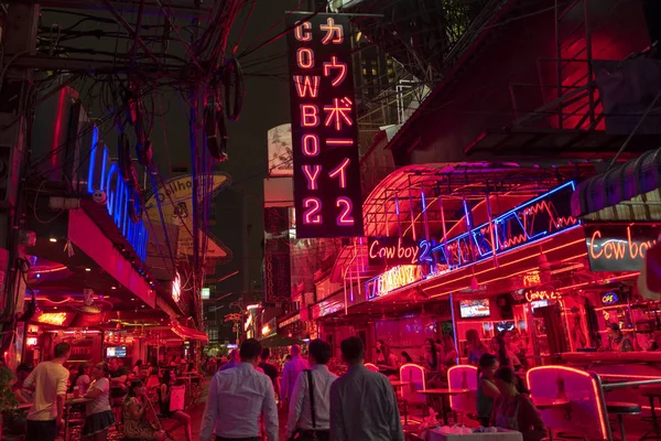 曼谷， 泰国 - 2019年5月22日： 索伊牛仔红灯区 图库照片