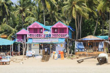 Goa, Hindistan - 17 Şubat 2016: Evleri ve kulübe Palolem sahilde