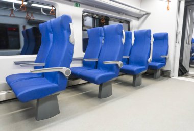 Modern hızlı tren içinde mavi koltuklar