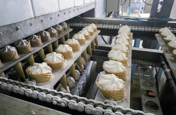生产冰淇淋的传送带自动生产线 — 图库照片