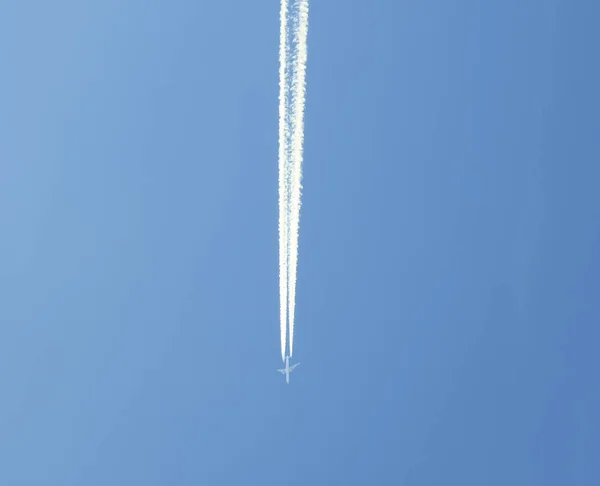 Spur Eines Flugzeugs Gegen Blauen Himmel — Stockfoto