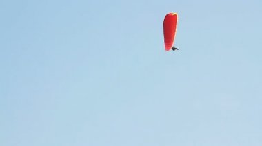 yamaç paraşütü karşı dağlar üzerine açık mavi gökyüzü