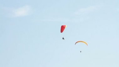 yamaç paraşütü karşı dağlar üzerine açık mavi gökyüzü