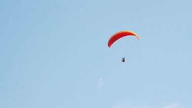 yamaç paraşütü karşı dağlar üzerine açık mavi gökyüzü