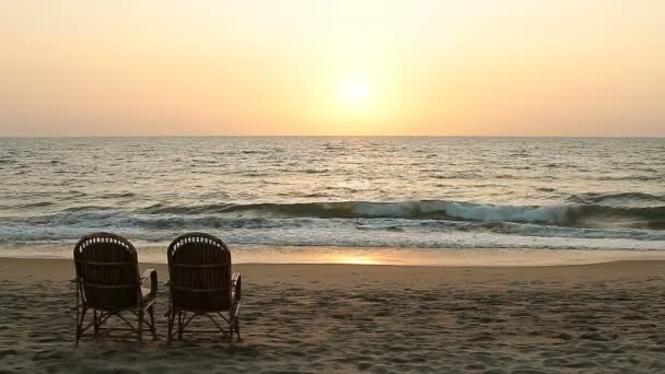 Δύο Καρέκλες Κοντά Ακτές Κατά Ηλιοβασίλεμα — Αρχείο Βίντεο