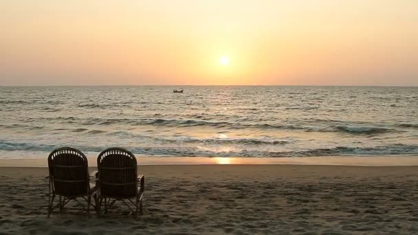 Duas Cadeiras Perto Costa Pôr Sol — Vídeo de Stock