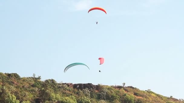 Gleitschirmfliegen Über Den Bergen Vor Strahlend Blauem Himmel — Stockvideo