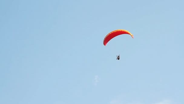 Paragliding Hory Proti Jasné Modré Oblohy — Stock video