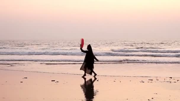 Goa India Febrero 2016 Mujer Identificada Bailando Con Abanico Playa — Vídeo de stock