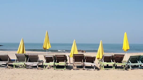 Stoel Met Paraplu Buurt Van Het Strand — Stockvideo