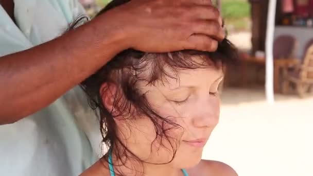 Close Mãos Terapeuta Fazendo Massagem Cabeça Sobre Mulher — Vídeo de Stock