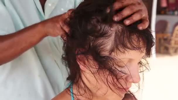 Close Mãos Terapeuta Fazendo Massagem Cabeça Sobre Mulher — Vídeo de Stock