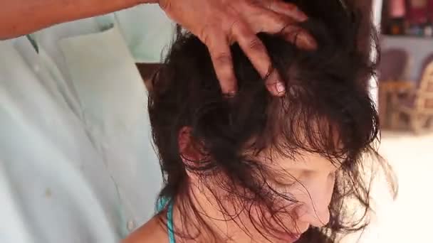 Närbild Terapeutens Händer Gör Huvud Massage Kvinna — Stockvideo