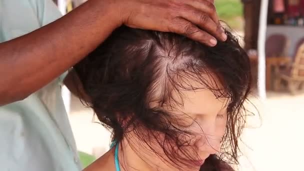 Gros Plan Des Mains Thérapeute Faisant Massage Tête Sur Femme — Video