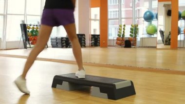 Rostov on Don, Rusya Federasyonu - 05 Ocak 2014: güzel kadın bacaklar egzersiz sırasında adım gemide.